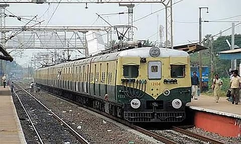 எழும்பூர் ரெயில் நிலையத்தில் மின்சார ரெயில்கள் வழக்கம்போல் இயக்கம்
