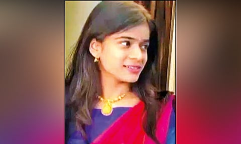 பேராசிரியர் உடன் தொடர்பு இருப்பதாக கூறியதால் ஆயுர்வேத மருத்துவ மாணவி எடுத்த விபரீத முடிவு