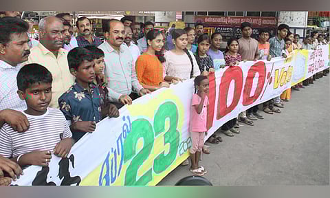 நெல்லையில் 100 அடி நீள துணியில் தேர்தல் விழிப்புணர்வு ஓவியம்: மாணவ, மாணவிகள் அசத்தல்