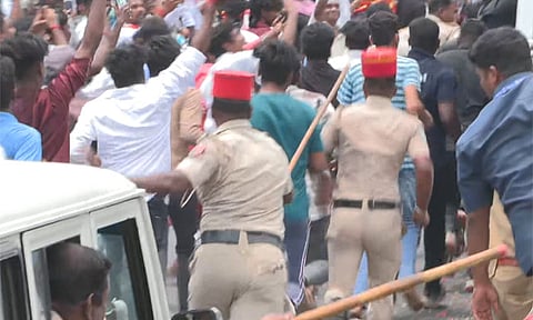 புதுவையில் விஜய் வாகனத்தை சூழ்ந்த இளைஞர்கள் - போலீசார் லேசான தடியடி