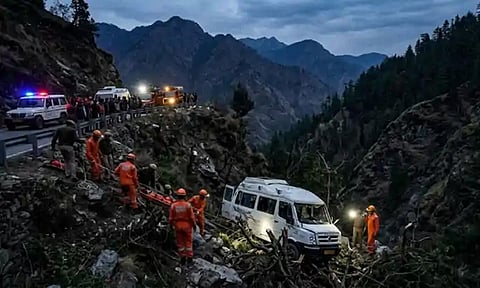 இமாச்சலபிரதேசம்: சுற்றுலா வேன் பள்ளத்தாக்கில் கவிழ்ந்து விபத்து - 3 பேர் பலி

