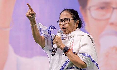 சி.ஆர்.பி.எப். வாகனங்களில் பணம் கொண்டு செல்லப்படுகிறது: மம்தா பானர்ஜி  
