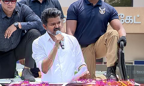 சிறுபான்மையின வேஷம் போடும் கூட்டணியை நம்பாதீர்கள்: புதுவையில் விஜய் பேச்சு