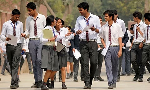 அடுத்த கல்வியாண்டில் முதல் 3-வது மொழி கட்டாயம்- சி.பி.எஸ்.இ. அறிவிப்பு