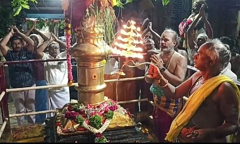 குற்றாலநாதர் கோவிலில் கொடிமரத்திற்கு தீபாராதனை