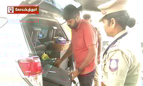 முன்னாள் அமைச்சர் எஸ்.பி.வேலுமணி சென்ற காரில் தேர்தல் பறக்கும் படை அதிகாரிகள் சோதனை 