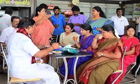 தேர்தல் பிரசாரத்திற்கு இடையே வெள்ளகோவில் அருகே சாலையோர கடையில் தேநீர் அருந்திய கனிமொழி 