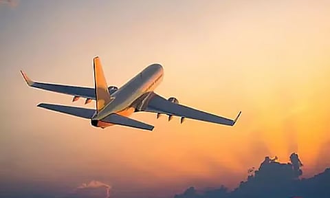 டெல்லி சென்ற  விமானத்துக்கு வெடிகுண்டு மிரட்டல்
