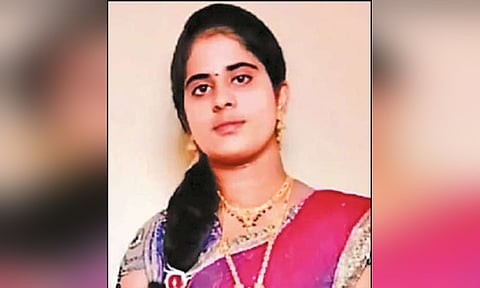 காதல் திருமணம் செய்த இளம்பெண் ஆணவக்கொலை - தந்தை கைது