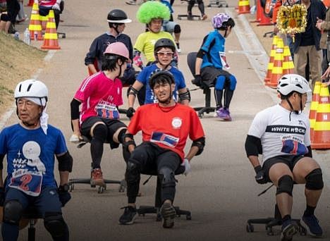 சுழலும் சக்கரங்கள் துள்ளும் உள்ளங்கள்: ஜப்பானியர்களின் நாற்காலி பந்தயம்