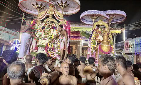 மகர நெடுங்குழைக்காதர் கோவிலில் கருட சேவை