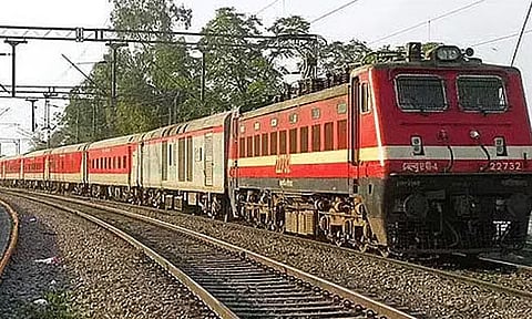 கோடை விடுமுறை: திருப்பூர் வழியாக சிறப்பு ரெயில் இயக்கம்
