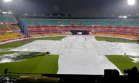 ராஜஸ்தான் - மும்பை போட்டிக்கான டாஸ் போடுவதில் தாமதம் 