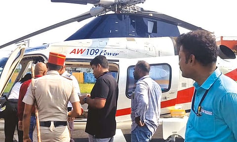 அண்ணாமலை வந்த ஹெலிகாப்டரில் பறக்கும் படை அதிகாரிகள் சோதனை
