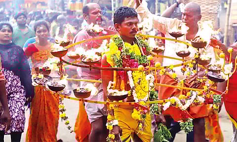 திருவிழாவில் 21 அக்னி சட்டி எடுத்து வந்து நேர்த்திக்கடன் செலுத்திய பக்தர்.