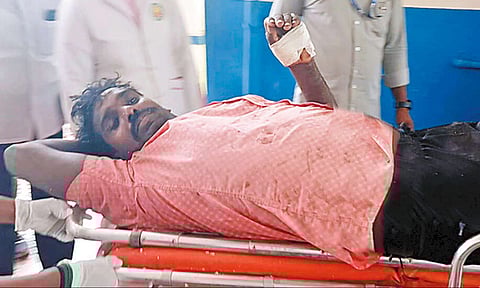 கள் விற்பனை புகார்: விவசாயியை துப்பாக்கியால் சுட்ட போலீஸ் சப்-இன்ஸ்பெக்டர்; உறவினர்கள் ஆர்ப்பாட்டத்தால் பரபரப்பு