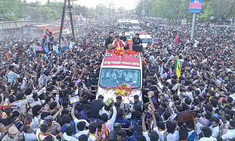 தூத்துக்குடியில் விஜய் ரோடு ஷோ: அலை அலையாக திரண்ட தவெக தொண்டர்கள்