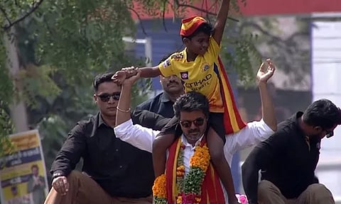 விஜய் ரோடு ஷோவாக சென்று வாக்கு சேகரிப்பு: ஸ்தம்பித்த நெல்லை