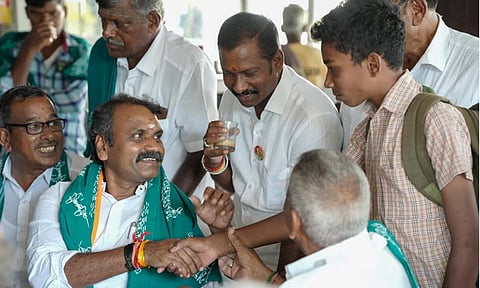 விவசாயிகள், மக்களுடன் தேனீர் அருந்திய அவிநாசி வேட்பாளர் எல். முருகன்