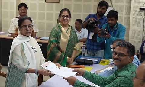 பவானிபூர் தொகுதியில் போட்டியிட வேட்புமனு தாக்கல் செய்த மம்தா பானர்ஜி
