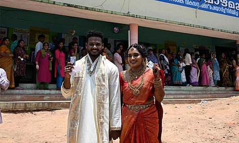 கேரளா: திருமணம் முடிந்த கையோடு... ஜனநாயக கடமையாற்றிய புதுமண தம்பதி
