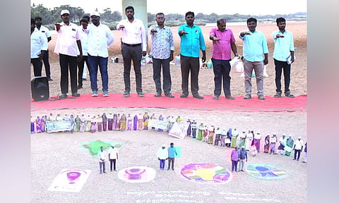 100 சதவீதம் வாக்குப்பதிவை வலியுறுத்தி தாமிரபரணி ஆற்று மணலில் தேர்தல் விழிப்புணர்வு சிற்பம்