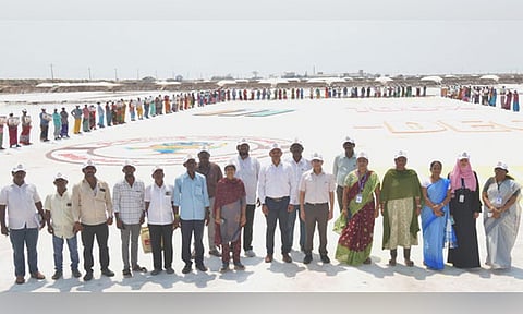100 சதவீதம் வாக்குப்பதிவு: உப்பள தொழிலாளர்களிடம் விழிப்புணர்வு ஏற்படுத்திய தூத்துக்குடி கலெக்டர்