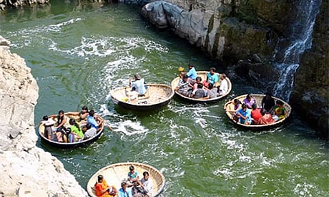 ஒகேனக்கல்லுக்கு நீர்வரத்து 1000 கனஅடியாக அதிகரிப்பு- சுற்றுலாப்பயணிகள் உற்சாகம்