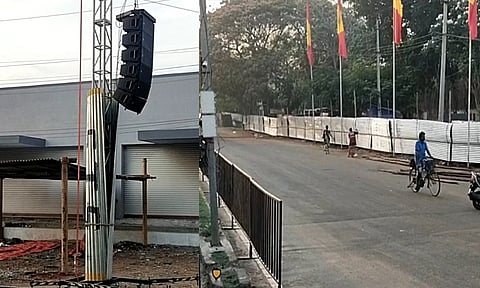 விஜய் பரப்புரை: காரைக்குடி பஸ் நிலையம் மூடல்.. மரம், மின்மாற்றிகளை சுற்றி தகர ஷீட்டால் அடைப்பு