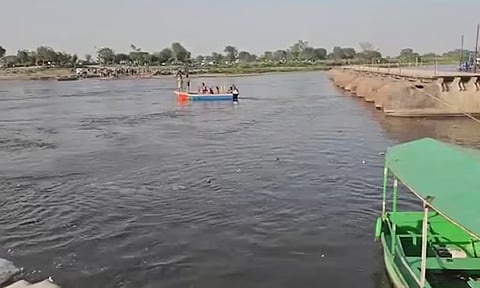 யமுனை ஆற்றில் படகு கவிழ்ந்தது: 10 பேர் பலியான சோகம்