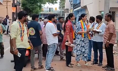 தருமபுரி: சவுமியா அன்புமணிக்காக மகள்கள் வீடு வீடாக வாக்கு சேகரிப்பு
