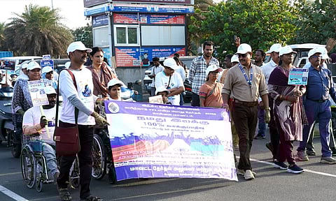 மெரினா கடற்கரையில் மாற்றுத்திறனாளிகள் பேரணியாகச் சென்று வாக்காளர்களுக்கு விழிப்புணர்வு