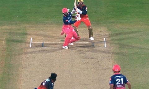 இது புதுசா இருக்கே....அதிக பவுன்சர் பந்துகளை வீசி பும்ராவுடன் இணைந்த சுழற்பந்துவீச்சாளர் 
