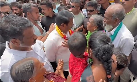 தென்காசி  துப்பாக்கி சூடு சம்பவம்: பாதிக்கப்பட்ட மணிகண்டன் பெற்றோருக்கு சீமான் ஆறுதல்