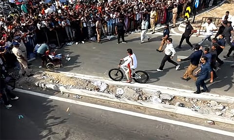 தவெக தலைவர் விஜய் சைக்கிள் ஓட்டி வாக்கு சேகரிப்பு: தொண்டர்கள் உற்சாகம்

