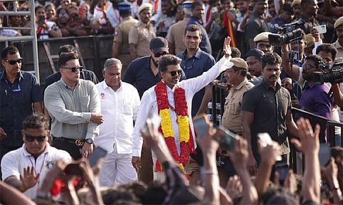 லஞ்சம் இல்லாமல் ஒவ்வொருவருக்கும் அரசின் நலத்திட்டம்:  விஜய் வாக்குறுதி