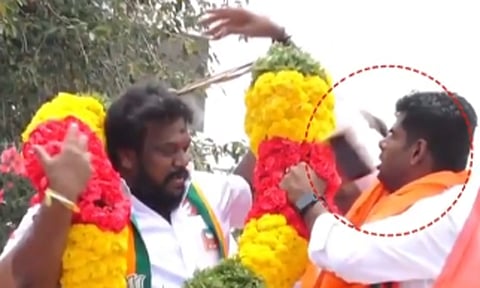 தேர்தல் பிரசாரத்தின்போது அண்ணாமலை முகத்தில் விழுந்த செல்போன்; பரபரப்பு சம்பவம்

