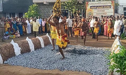  பூக்குழி இறங்கிய பக்தர்கள்