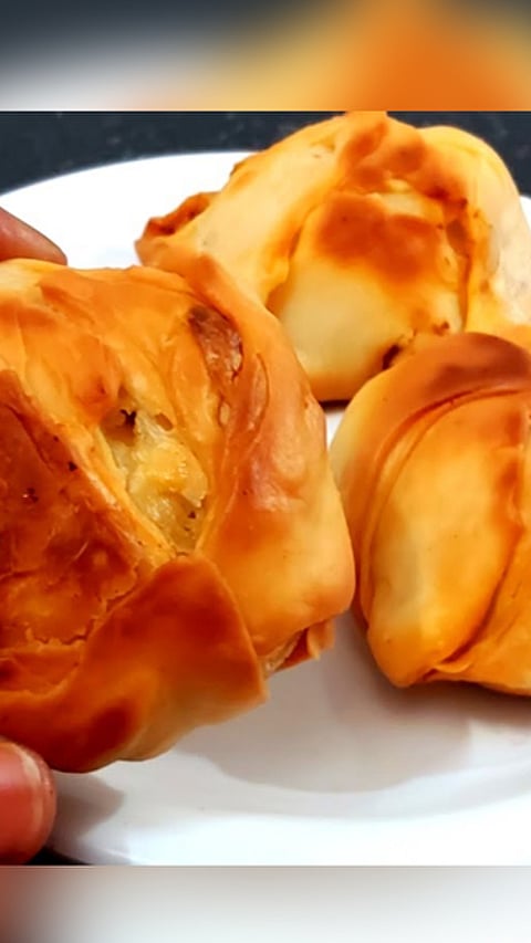 பேக்கரி ஸ்டைல் முட்டை பப்ஸ் வீட்டிலேயே செய்வது எப்படி?