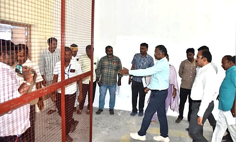 வாக்கு எண்ணும் மையத்தில் பாதுகாப்பு தடுப்புகள் அமைக்கும் பணி: திருநெல்வேலி கலெக்டர் ஆய்வு