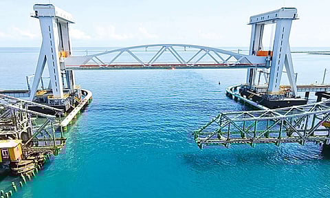 பராமரிப்பு பணிகளுக்காக பாம்பன் புதிய தூக்குப்பாலம் திறப்பு
