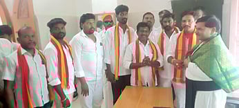 சாத்தான்குளம் கிராம பகுதிகளில் த.வெ.க. வேட்பாளர் அன்னை வி.ஜி. சரவணன் வீதி, வீதியாக பிரசாரம்