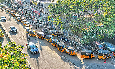 வாகனங்களுக்கான எரிவாயு தட்டுப்பாடு.. ஒரு கிலோ மீட்டர் தூரத்திற்கு அணிவகுத்து நிற்கும் ஆட்டோக்கள்  