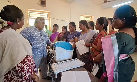 தூத்துக்குடியில் வாக்குச்சாவடி அலுவலர்களுக்கான 2-ம் கட்ட பயிற்சி; அரசு ஊழியர்கள் தபால் வாக்குப்பதிவு