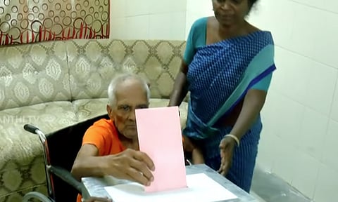 சென்னையில் தபால் வாக்கு செலுத்திய முதியோர், மாற்றுத்திறனாளிகள் 