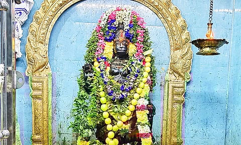 சிறப்பு அலங்காரத்தில் அபய வரத ஆஞ்சநேயர்