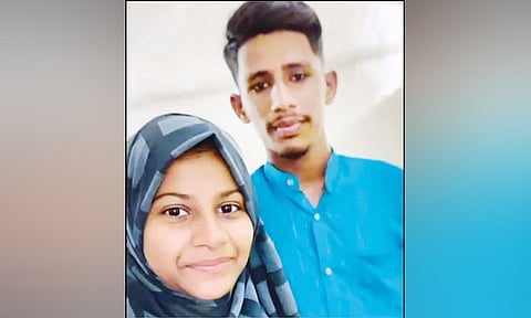 காதலனுடன் இளம்பெண் தனிமையில் உல்லாசம்... பெற்றோருக்கு தெரிந்த விஷயம்... அடுத்து நடந்த சோகம்