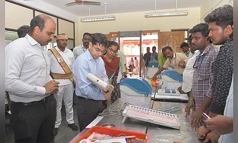 வாக்குப்பதிவு எந்திரங்களில் வேட்பாளர் விவரங்கள் பொருத்தும் பணி: தூத்துக்குடி கலெக்டர் ஆய்வு