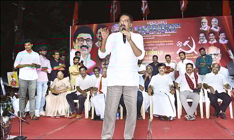 நடிகனை பிடித்தால் விசில் அடிக்கலாம்; நாட்டை கொடுக்க முடியுமா? - நடிகர் பிரகாஷ்ராஜ் கேள்வி