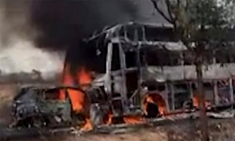 கர்நாடகா: பஸ் மீது கார் மோதி விபத்து: 6 பேர் பலி
